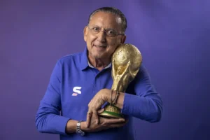 Leia mais sobre o artigo Galvão Bueno Desistiu da Aposentadoria, Voltou Para a Copa — e Vai Narrar no SBT Com o Amuleto Histórico