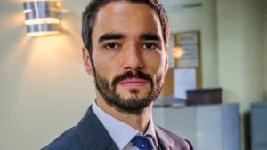 Leia mais sobre o artigo Gestão de Crise Com Bom Humor: Caio Blat Levou Uma Cintada De Verdade Aos 14 Anos e Transformou o Acidente na Melhor História da Própria Carreira