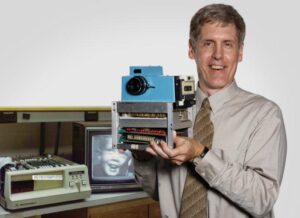 Leia mais sobre o artigo A Kodak Inventou a Câmera Digital em 1975, Escondeu do Mundo Por Medo — E Faliu Por Causa Disso