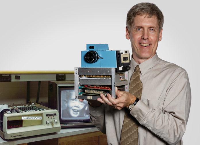 No momento, você está visualizando A Kodak Inventou a Câmera Digital em 1975, Escondeu do Mundo Por Medo — E Faliu Por Causa Disso