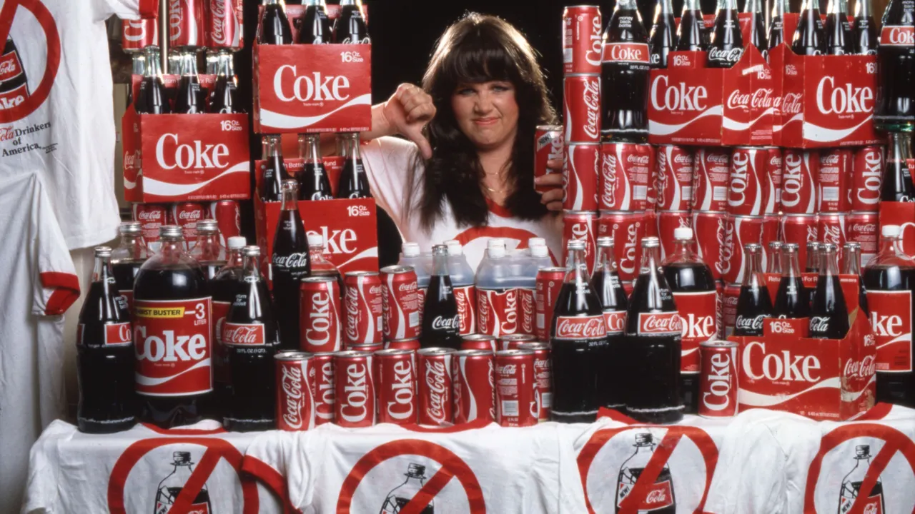 No momento, você está visualizando A Coca-Cola Mudou a Fórmula em 1985 Depois de 200 Mil Testes — e o Mundo Inteiro Enlouqueceu em 79 Dias