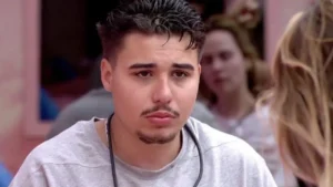 Leia mais sobre o artigo Ex-Esposa Pede Medida Protetiva, Pedro Admite Erro e Tudo Vai ao BBB 26: A Gestão de Crise Mais Complicada Da Reality TV Brasileira em 2026