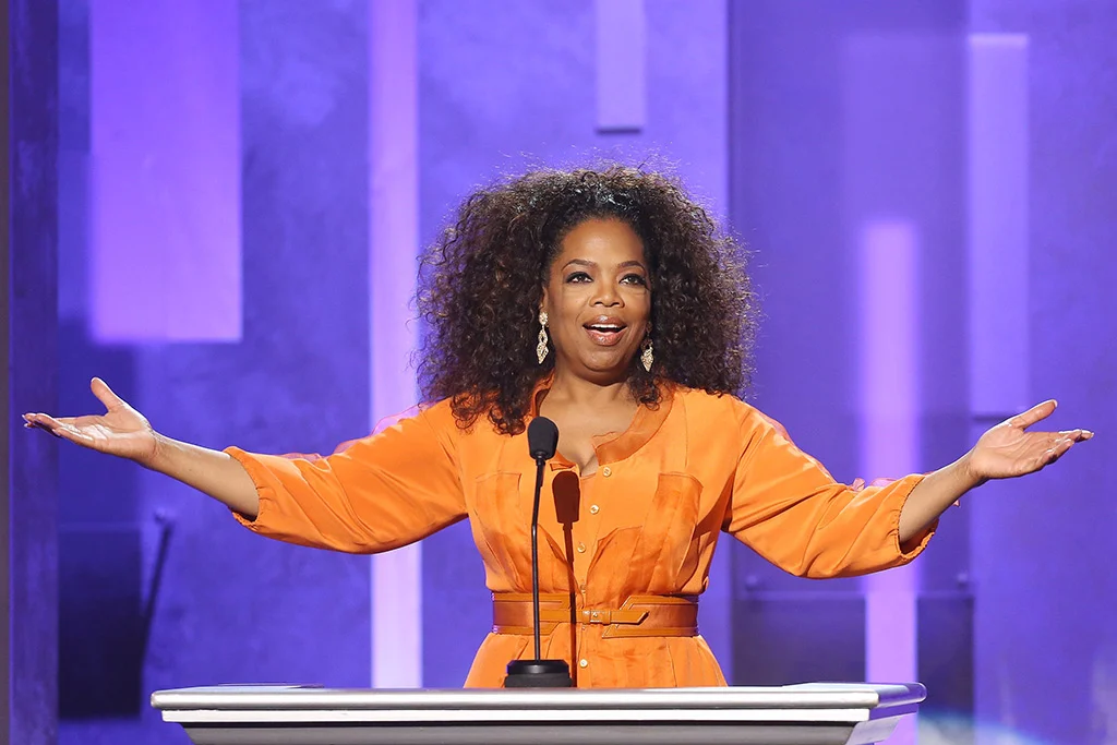 No momento, você está visualizando Oprah Winfrey Foi Demitida Por Ser “Emocional Demais” Para a TV — E Usou Exatamente Isso Para Criar o Maior Talk Show da História