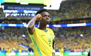 Leia mais sobre o artigo Gol Anulado, 4 Gols na Copa e Recorde Que Iguala Messi: Por Que Vini Jr. Está Se Tornando o Jogador Mais Importante da História Recente da Seleção