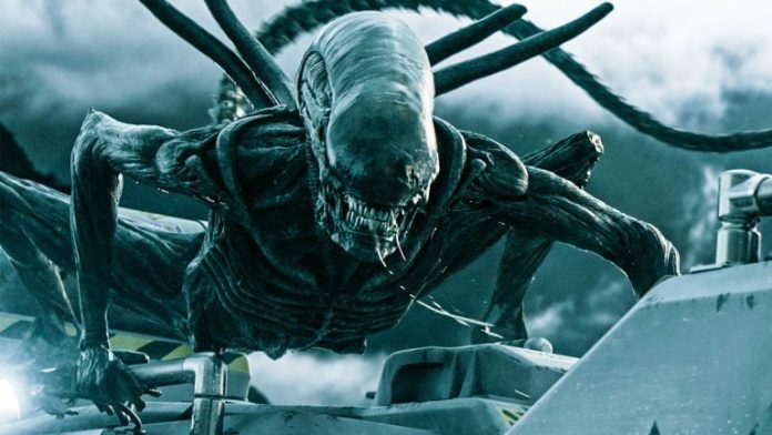 No momento, você está visualizando Alien: Ridley Scott Escondeu a Cena do Peito do Próprio Elenco — E Usou Vísceras de Boi Para Fazer Todo Mundo Entrar em Pânico de Verdade