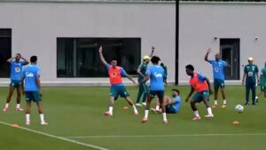 Leia mais sobre o artigo Gestão de Imagem Sob Pressão: O Pisão de Vini Jr. em Paquetá no Treino Que Virou Meme Antes Mesmo da Bola Rolar