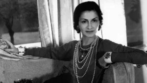 Leia mais sobre o artigo Coco Chanel Nasceu Num Orfanato, Inventou a Moda Moderna — e Colaborou Com os Nazistas. Como a Marca Sobreviveu a Tudo Isso