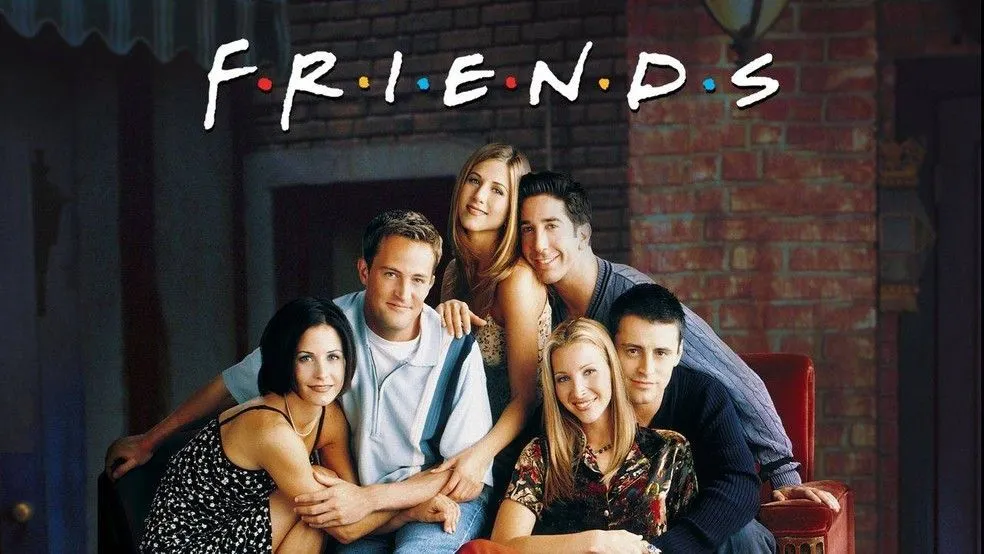 No momento, você está visualizando Friends Quase Foi Completamente Diferente — Phoebe Era Coadjuvante, Chandler Também, e a Moldura Amarela Foi um Acidente