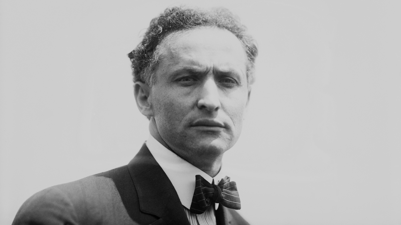 No momento, você está visualizando Houdini Era Imigrante Húngaro, Plantava Seus Próprios Haters na Imprensa — E Criou o Manual do Marketing de Espetáculo Antes da Palavra Existir