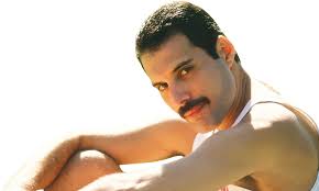 Leia mais sobre o artigo Freddie Mercury Era Refugiado, Vendia Roupas No Mercado e Trabalhava No Aeroporto — Antes de Se Tornar O Maior Vocalista da História