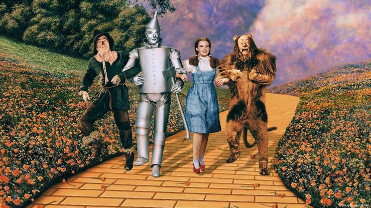 No momento, você está visualizando Por Trás do Arco-Íris: Os Bastidores Traumáticos de O Mágico de Oz Que o Brilho do Technicolor Escondeu Por Décadas