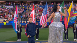 Leia mais sobre o artigo Katy Perry Carregou No Colo Um Cantor Norueguês na Abertura da Copa nos EUA — e o Momento Já Está Entre os Mais Comentados do Evento