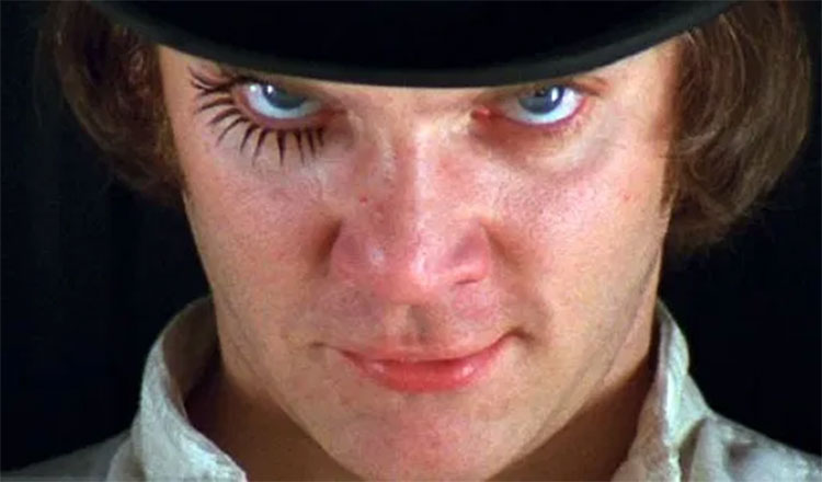 No momento, você está visualizando Laranja Mecânica: Kubrick Quase Cegou o Ator Principal — E a Cena Mais Famosa Foi Um Improviso