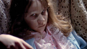 Leia mais sobre o artigo O Exorcista Foi Um Set Amaldiçoado: 9 Mortes, Linda Blair Fraturou a Lombar e o Grito de Dor de Ellen Burstyn É Real