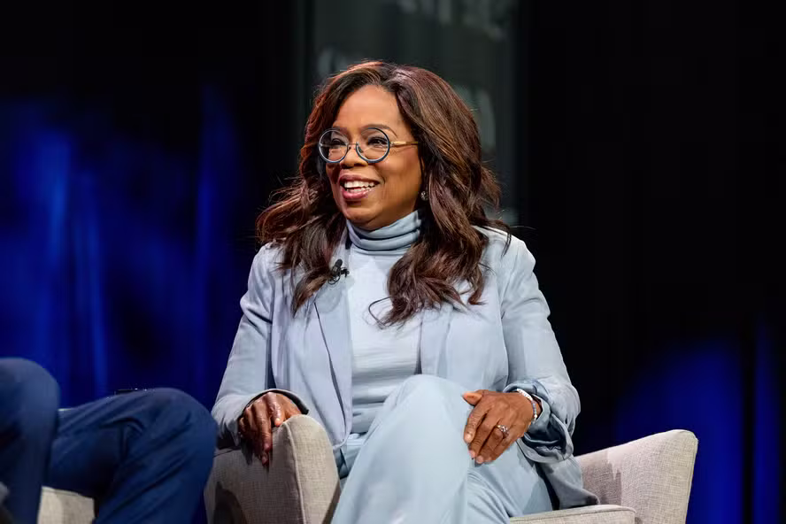 No momento, você está visualizando Oprah Winfrey Foi Demitida Por Ser “Emocional Demais” Para a TV — E Usou Exatamente Isso Para Se Tornar a Mulher Mais Influente do Entretenimento