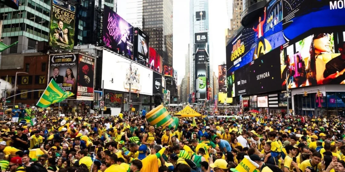 No momento, você está visualizando Brasileiros Tomaram a Times Square Antes do Jogo — e a Festa Que o Brasil Fez Em Nova York É Maior Do Que Qualquer Copa Em Solo Americano