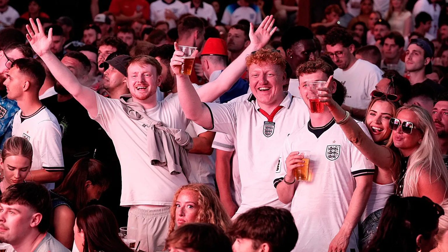No momento, você está visualizando Wonderwall virou hino da Inglaterra na Copa 31 anos depois de lançada: a lição sobre deixar o público adotar sua marca