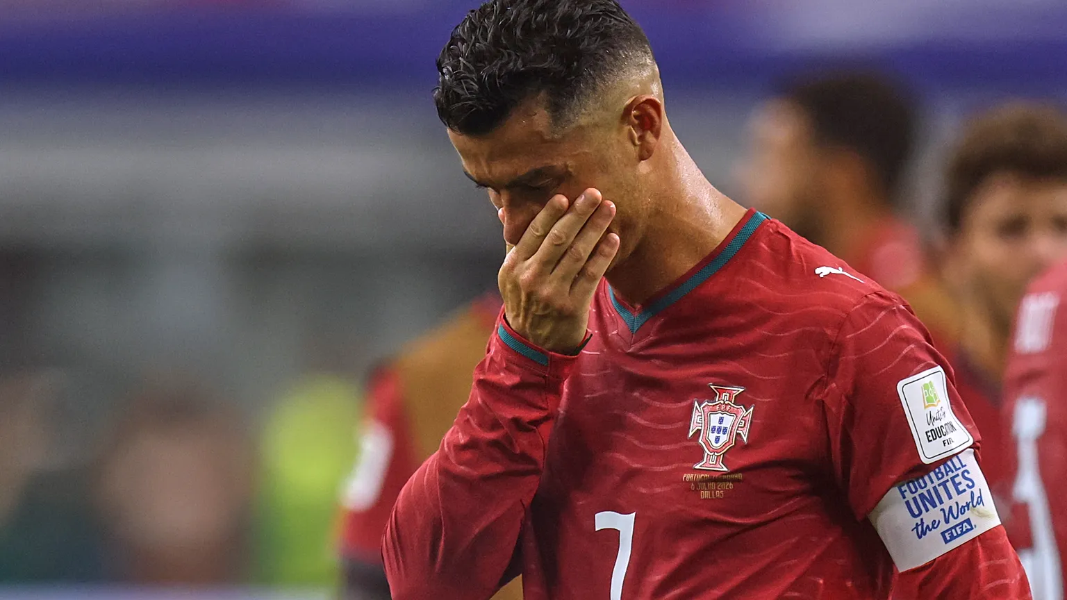 No momento, você está visualizando Cristiano Ronaldo se despede das Copas chorando: a lição sobre fechar um ciclo de 23 anos com consciência tranquila