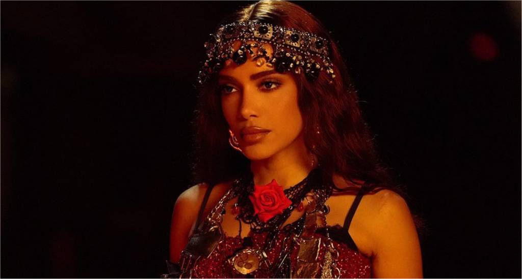 No momento, você está visualizando Anitta anuncia a parte 2 do álbum durante o próprio show, não em comunicado de imprensa: a lição sobre transformar um anúncio comum em um momento vivido com o público