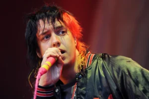 Leia mais sobre o artigo The Strokes lança single primeiro em fita cassete, antes do streaming: a lição sobre usar escassez física para amplificar um lançamento digital