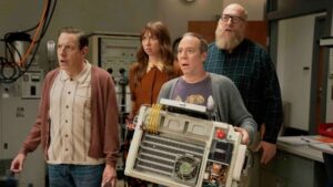 Leia mais sobre o artigo Big Bang Theory ganha spin-off do dono da loja de quadrinhos, não dos protagonistas: a lição sobre onde realmente mora o valor comercial de um universo de marca