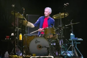 Leia mais sobre o artigo Rolling Stones incluem faixa gravada com Charlie Watts antes de sua morte em novo álbum: a lição sobre manter viva a contribuição de quem já não está mais presente