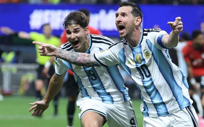 No momento, você está visualizando Messi erra pênalti e vira herói da virada minutos depois: a lição sobre não travar num erro cometido na frente de todo mundo