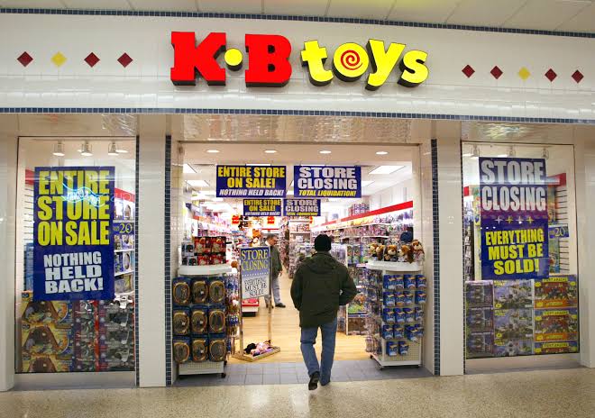 No momento, você está visualizando KB Toys “ressuscita” na Comic-Con 2026 sem reabrir uma única loja: a lição sobre reviver uma marca morta sem recriar o negócio inteiro