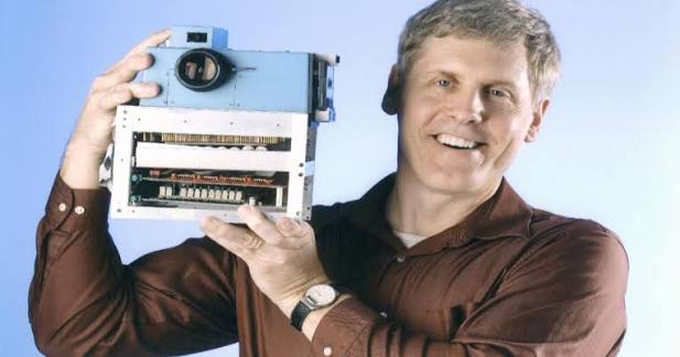 No momento, você está visualizando Quem foi Steven Sasson: o engenheiro que inventou a câmera digital dentro da Kodak — e viu a própria empresa esconder a invenção