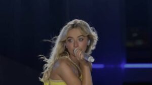 Leia mais sobre o artigo Sabrina Carpenter virou o elo entre gerações da cultura pop em 2026: a lição sobre se posicionar como ponte entre marcas legadas e o público de hoje