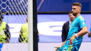 Leia mais sobre o artigo Unai Simón bate recorde de 36 anos ficando sem sofrer gols em duas Copas do Mundo diferentes: a lição sobre consistência que atravessa ciclos, não um pico isolado